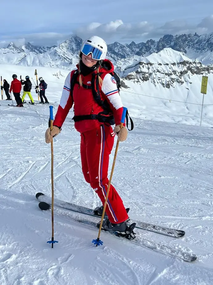 ski instructor avec batons bleus ski instructor avec batons bleus