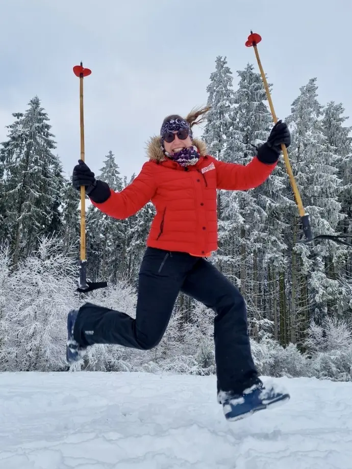 femme qui sourit avec des batons fun