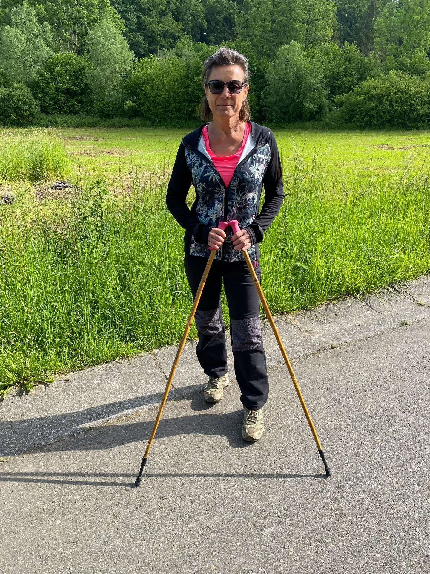 randonneuse avec batons de rando - poignées roses