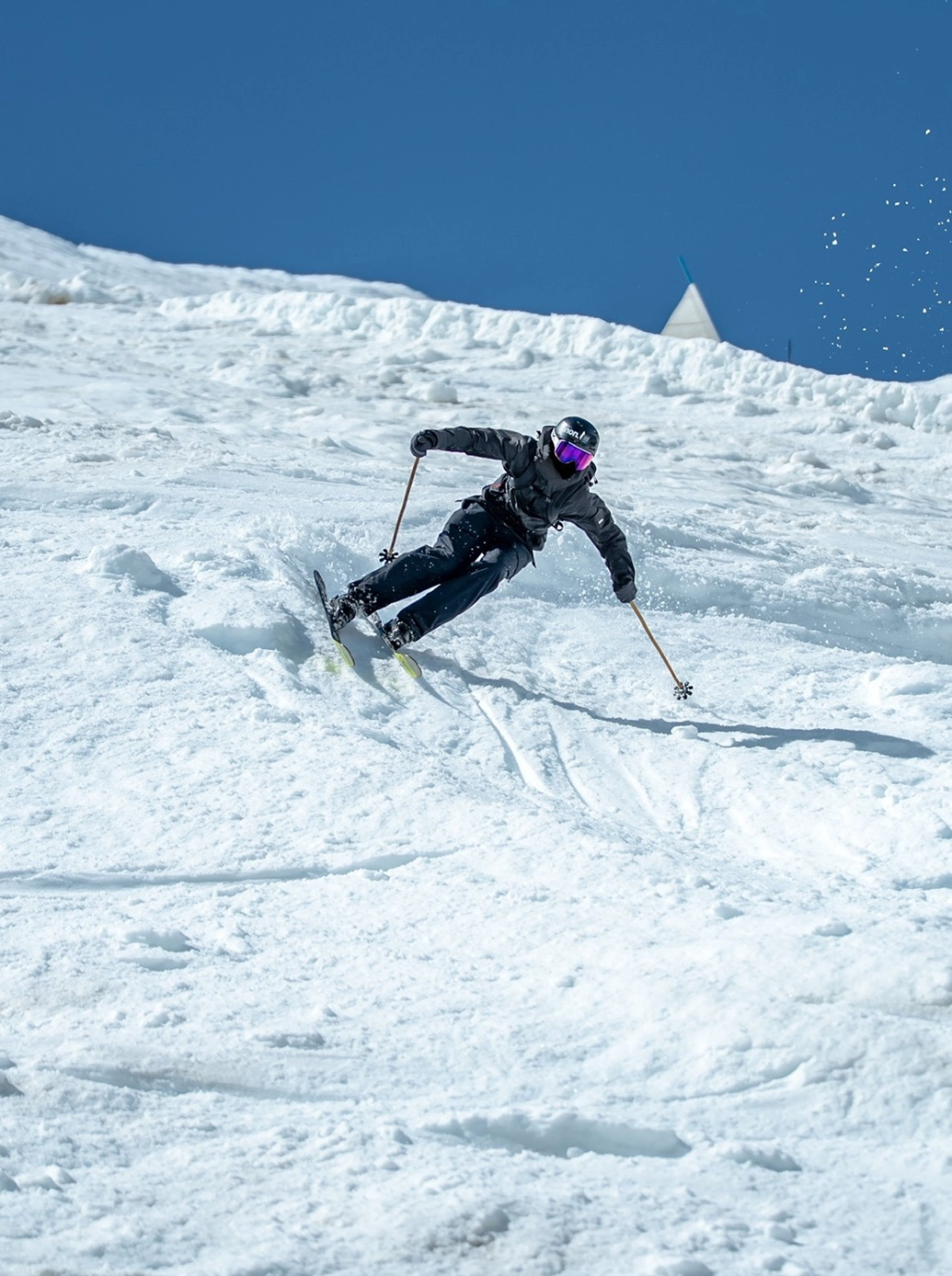 Freerider avec batons de ski en bambou