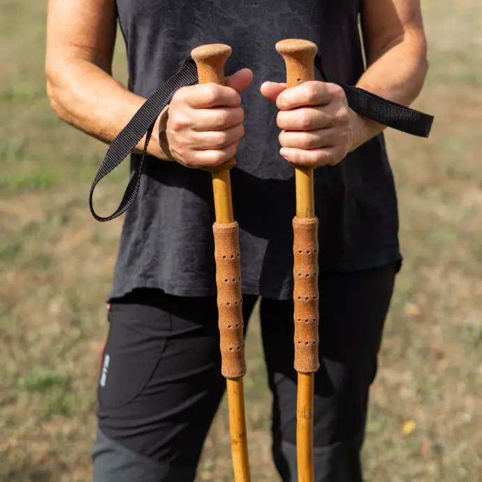 dame qui s'appuie sur les batons funtastick