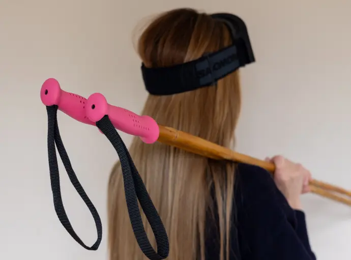 femme avec batons en bambou aux poignées roses