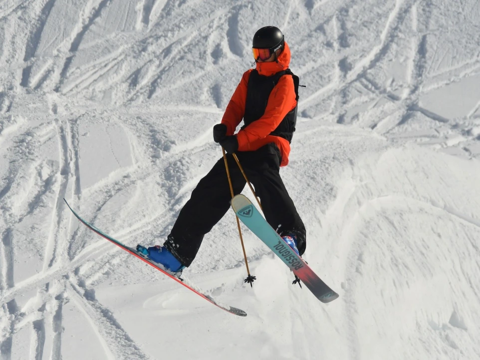 skieur avec batons en bambou lors d'un saut